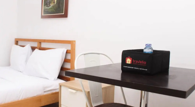Elegant Studio At Azalea Suites Apartment