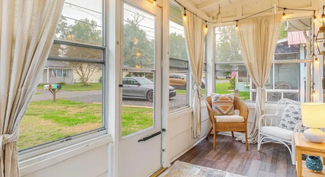 Коттедж Cozy Cottage Just 2 Blocks From the River!