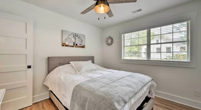 Chic Urban Farmhouse in Historic Dilworth w/ Patio, Забронировать Отель Отели Шарлотте 3 звезды, рядом с Levine Children's Hospital, 3*