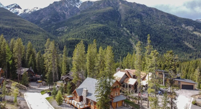 MODERN 4,500 sqft Ski Chalet: 5 Br + 6 Ba | Pool Table | Pool + PRIVATE Hot Tub, Réserver Chalet Cottages à Panorama, près de Toby, Cottage