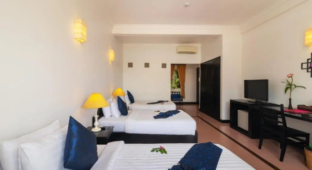 Трёхместный номер Deluxe с балконом и с видом на бассейн Amber Angkor Villa Hotel & Spa