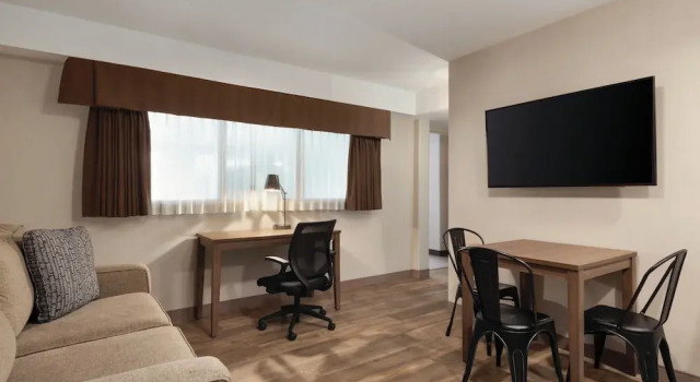 Семейный люкс с 2 комнатами Canalta Hotel Airdrie