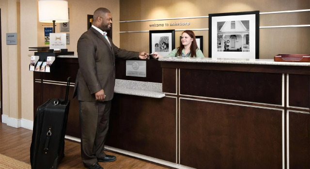 Кровать в общем номере Hampton Inn Asheboro