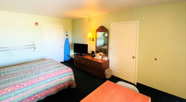 Pine Point Inn & Suites, Prenota Hotel Smithville Texas
