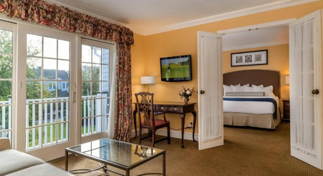 Полулюкс с балконом Waters Edge Resort & Spa