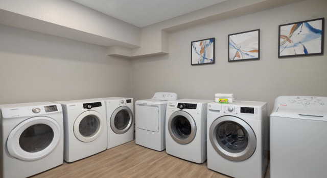 Candlewood Suites San Antonio - Fort Sam Houston, Varaa Hotelli Hotellit Bexar County aamiaisella, Aamiainen