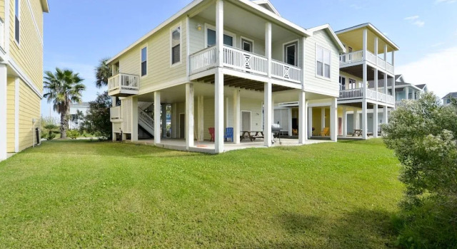 Beach Blast 3 Br home by RedAwning