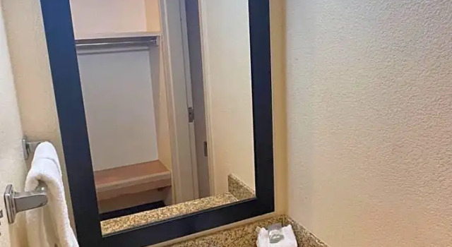 Четырёхместный номер Superior Red Roof Inn Clyde
