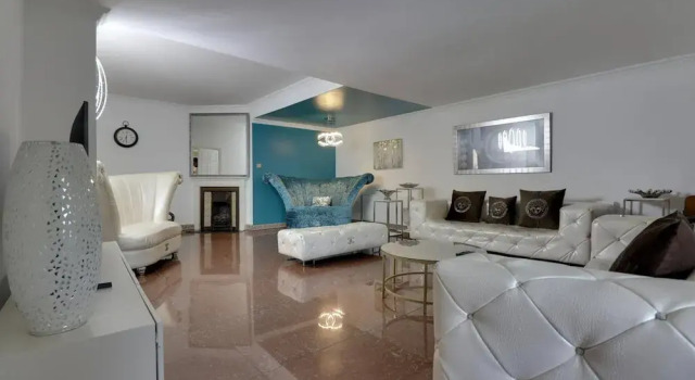 Luxurious West London Retreat With Hot Tubs & Easy Access to Central London