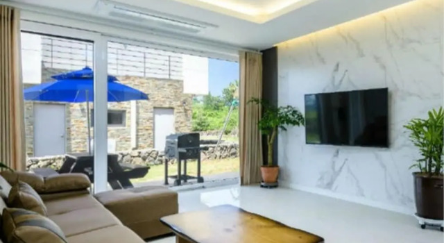 Chandelier Pension, Забронировать Гостевой дом Hallim Чеджу