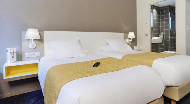 Четырёхместный номер Standard Kyriad Prestige Pau - Zenith - Palais Des Sports