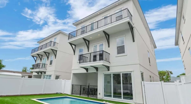 Коттедж 3-story Comfortable Home Near the Beach