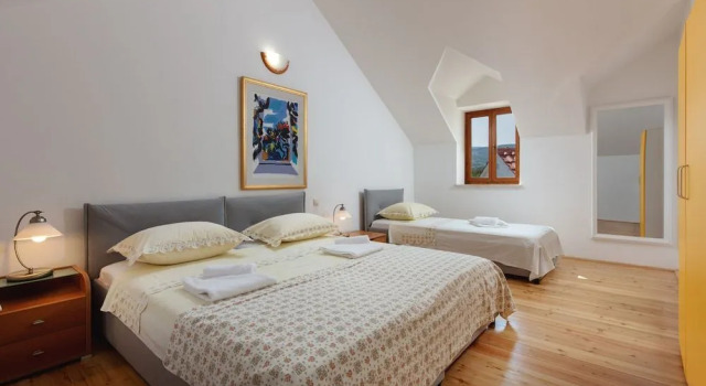 Villa Dubrava Tranquil Retreat Nestled in an Olive Grove for Serene Escapes, Reserva ahora Villa Hoteles en Croatian Islands con aparcamiento, Aparcamiento