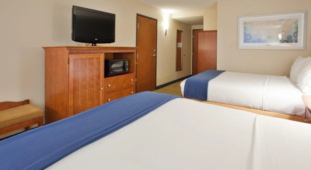 Четырёхместный люкс Holiday Inn Express Hotel & Suites Fredericksburg by IHG