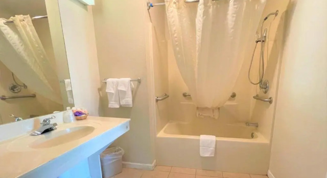 Standardowy czteroosobowy pokój Rodeway Inn Sandersville