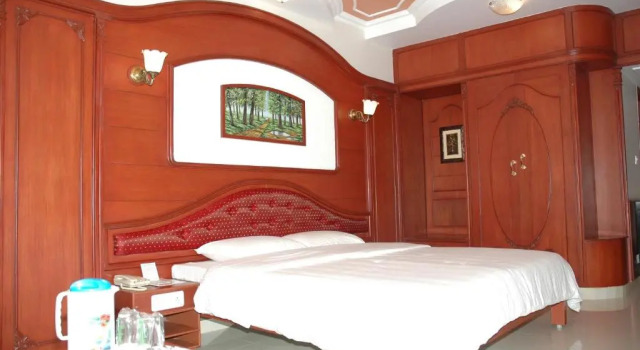 Полулюкс Hotel Gnanam