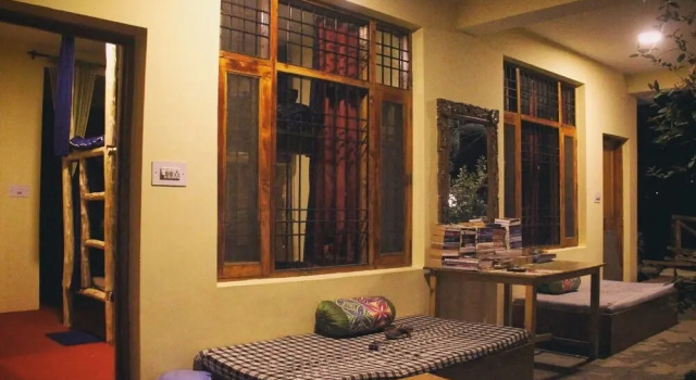 Red House Cafe Manali, Забронировать Отель Отели Манали 3 звезды, 3*
