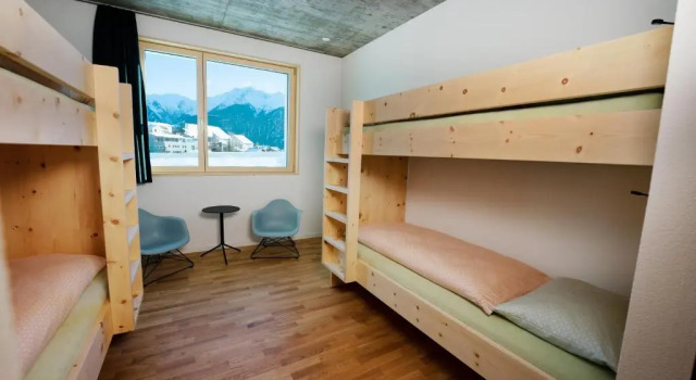 Кровать в общем номере Laax wellnessHostel3000