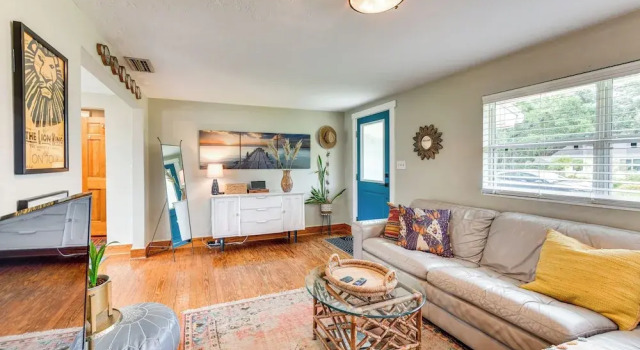 < 3 Mi to Dtwn: Pet-friendly Sarasota Stay w/ Yard