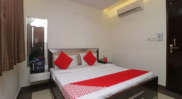 OYO 24723 Hotel Atul Palace, Забронировать Отель Отели Ракабгандж с парковкой, Парковка
