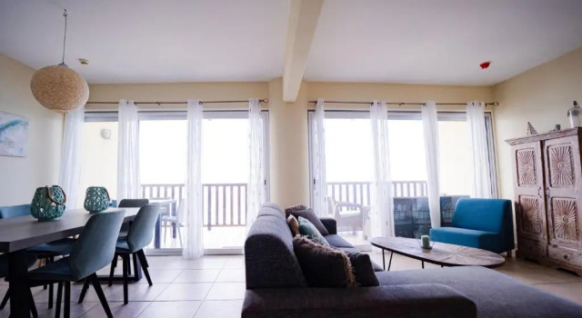 Outstanding 2 Bedroom Beach Front Suite 3, Забронировать Отель Отели в центре Ян-Тил, в центре, Парковка