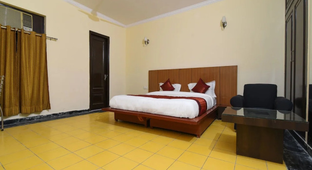 Люкс OYO 15376 Purple Star Hotel