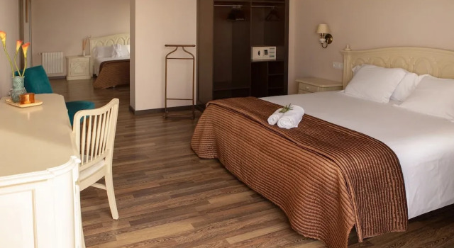Четырёхместный номер Standard с балконом Hotel Roger de Flor by Seleqtta