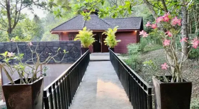 Люкс с видом на бассейн Kirirom Hillside Resort
