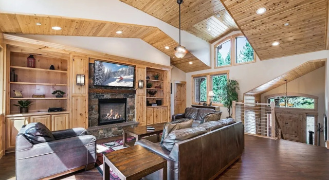 Big Bear Lodge W/ Sauna, Hot Tub, Decks & 4 Fireplaces 6 Bedroom Home