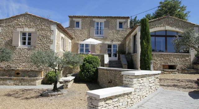 Beautiful, renovated Bastide with private pool and panoramic views, 3km from Apt