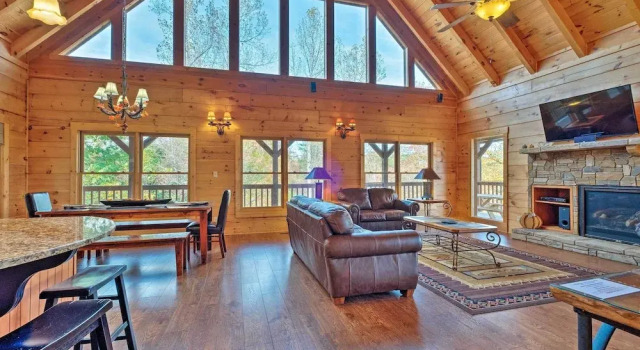 Коттедж с 3 комнатами с балконом Smoky Mountain Views + Hot Tub: Spacious Cabin!