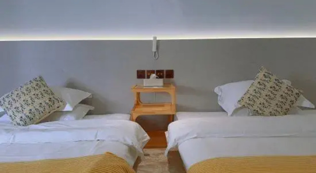 Кровать в общем номере с красивым видом из окна Lunas Villa ·HUAN YING LIN SHE | Modern Aesthetic Leisure Homestay