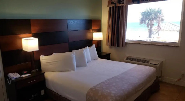 Oceanfront Inn and Suites, Забронировать Мини-отель Отели Ормонд-Бич с парковкой, рядом с Парк Birthplace of Speed, Парковка