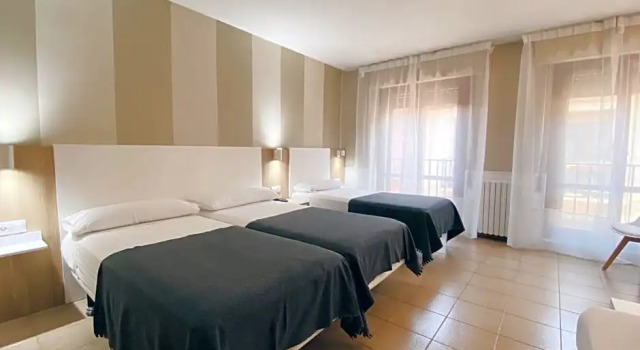Семейный номер Standard с балконом Hotel Rio Arga