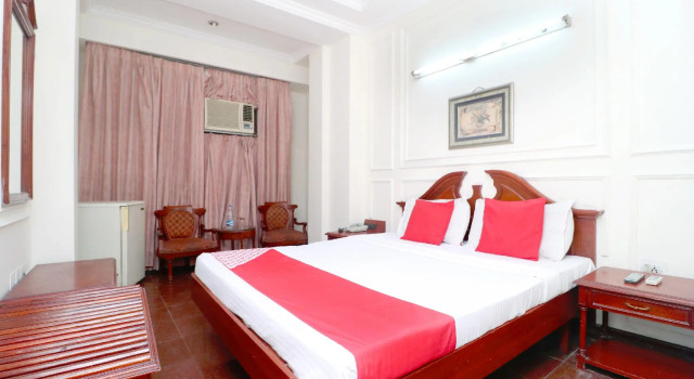 OYO 24483 Hotel Plaza, Book Hotel Jalandhar Punjab