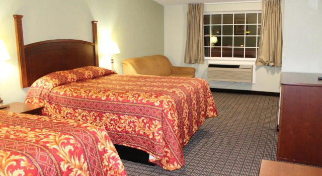 Трёхместный номер Standard American Inn & Suites