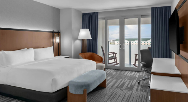Четырёхместный люкс с 2 комнатами Doubletree By Hilton Midland West Loop I-250