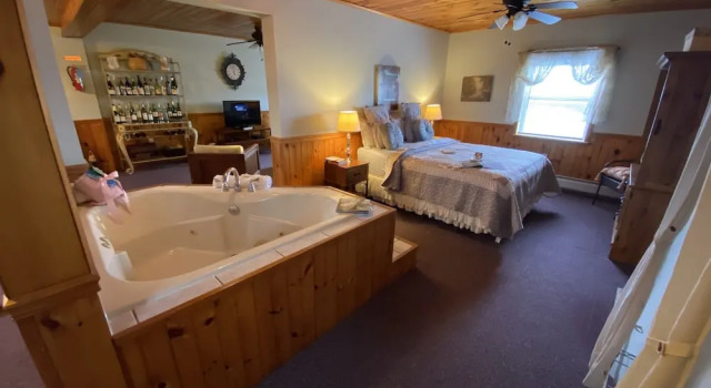 Люкс Deluxe с видом на озеро Savannah House Wine Country Inn & Cottages