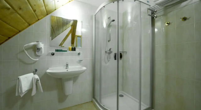 Номер Comfort Wellness Hotel Holzberg - krytý relaxační bazén, dětský bazén, whirlpool, sauna, restaurace, bowling, venkovní hřiště, herna, pingpong, billiard