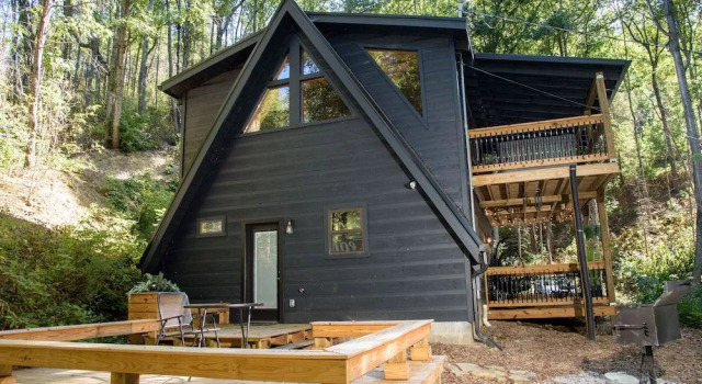 Whispering Waters 1 Bedroom Cabin by Redawning
