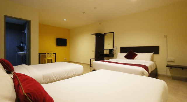 Четырёхместный номер Standard Swing & Pillows - Golden Roof Hotel Falim, Ipoh