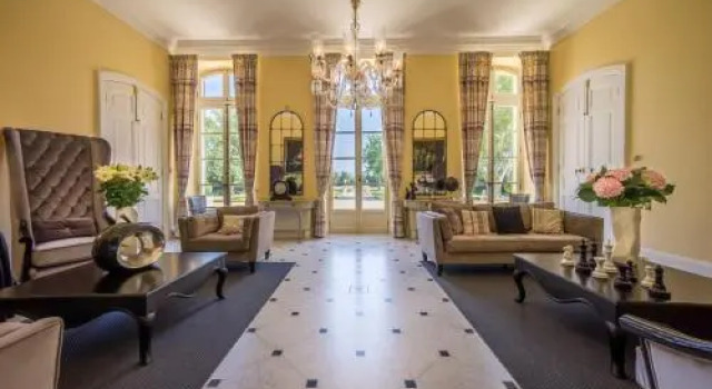 Chateau de Tourreau, Rezerwuj Hotel Hotele w Owernia z parkingiem, Parking