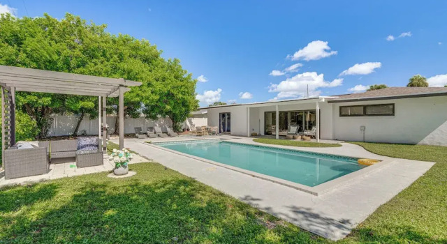 Коттедж 1 Mi to Beach: Modern Cape Coral Home w/ Pool