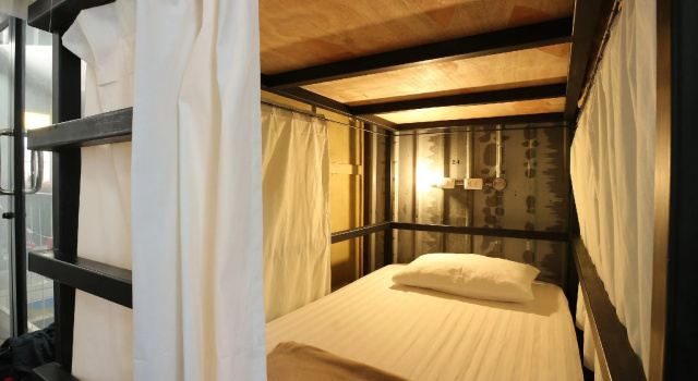 Кровать в общем номере Nivas Siam Hostel