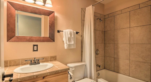 < 1 Mi to Brian Head Resort: Mtn-view Gem w/ Deck, Rezerwuj Hotel Hotele w Iron County z parkingiem, Parking