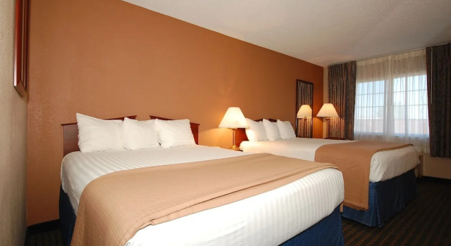 Четырёхместный номер Standard Magnuson Hotel Red Baron