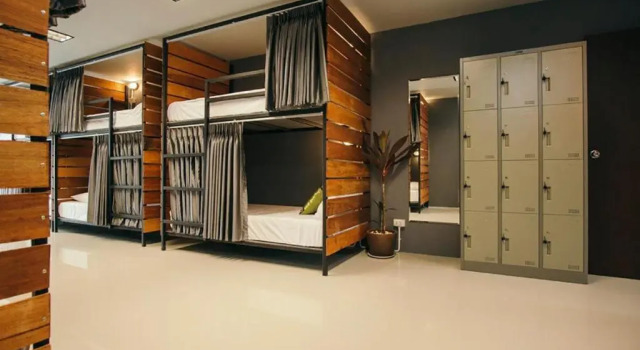 Кровать в общем номере KoHabitat Samui