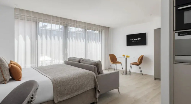Люкс с балконом Forth House by Supercity Aparthotels