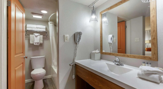 Четырёхместный номер Standard Magnuson Hotel Papago Inn