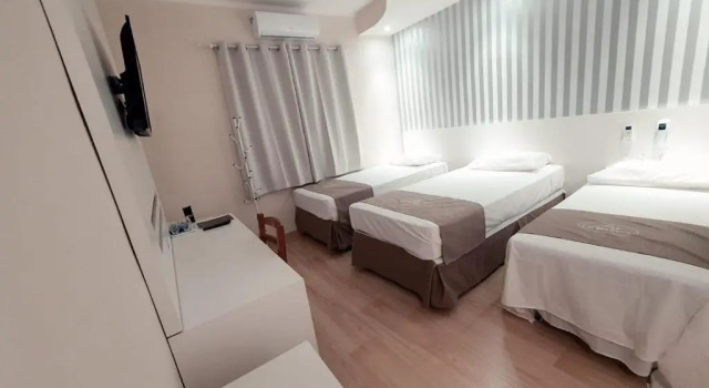 Трёхместный номер Standard с балконом Charles Hotel